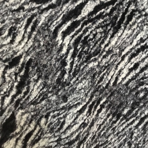 Madison 88 Women’s Soft Cozy Animal Print Pancho Sweater OS - Picture 3 of 5